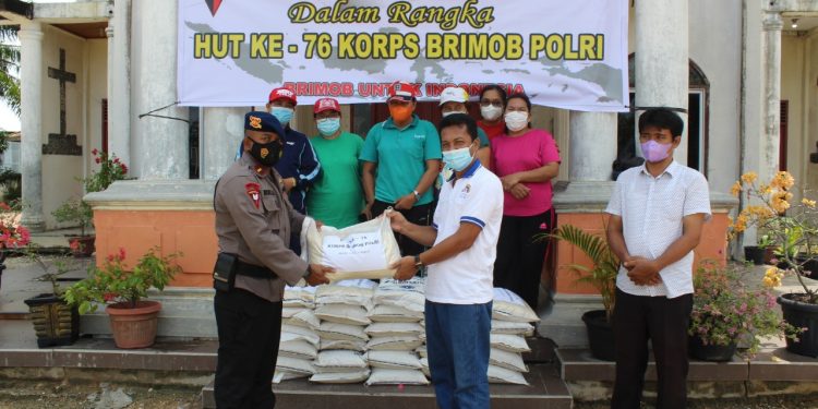Jelang HUT Ke-76 Korps Brimob Polri, Brimob Polda Riau Gelar Baksos di Tempat Ibadah