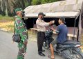 Stop Pengguna jalan Polsek Kerumutan bersama Babinsa Bagikan Masker Gratis