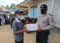Polsek Kerumutan Bagikan Sembako Terhadap Warga Terdampak Covid-19
