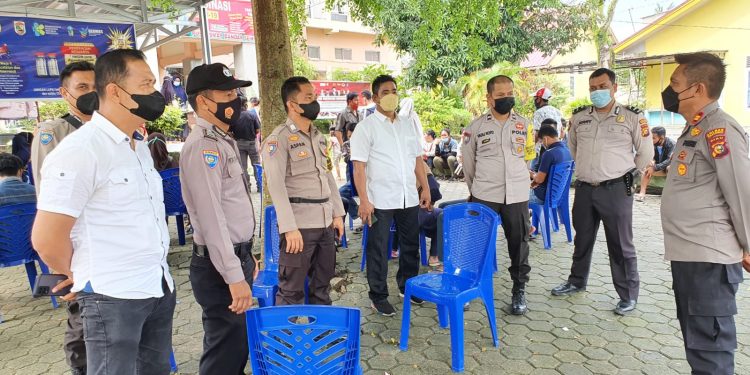 Kapolsek Bandar Sei Kijang Pimpin Langsung Pengamanan Giat Vaksinasi di Puskesmas