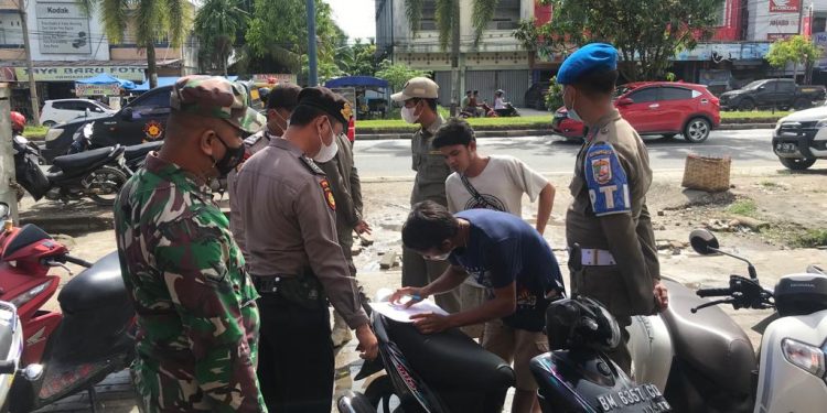 Polsek Pangkalan Kerinci Temukan 9 Pelanggar Prokes Saat Operasi Yustisi Gabungan