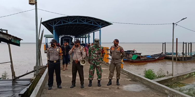 Pastikan Prokes Diterapkan, Polsek Kuala Kampar dan TNI Lakukan Pemantauan di Pelabuhan