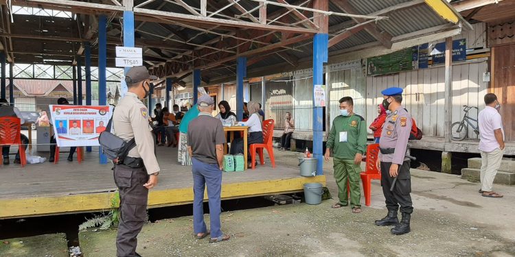 Sukseskan Pilkades Serentak di Kabupaten Pelalawan, Polsek Teluk Meranti Kawal TPS di Desa Petodaan
