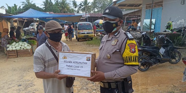 Polsek Kerumutan Bagikan Sembako Terhadap Warga Terdampak Covid-19