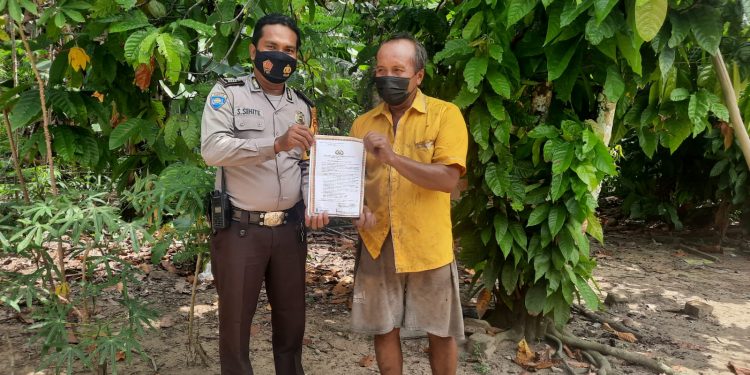 Bhabinkamtibmas Polsek Pangkalan Kuras Sosialisasi Maklumat Kapolda Riau Tentang Karhutla di Sialang Indah