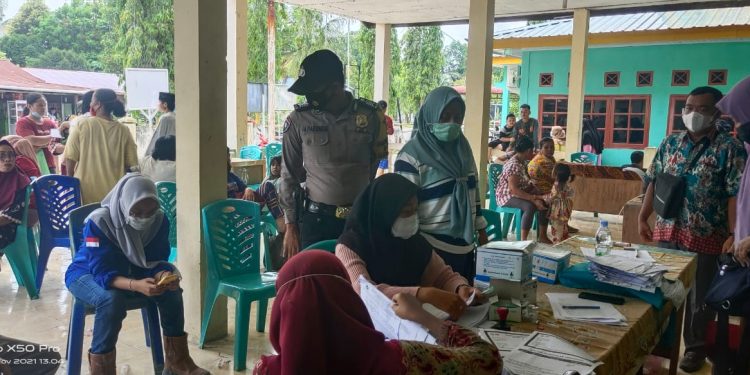 Dukung Pelaksanaan Vaksinasi Covid-19, Polsubsektor Pelalawan Lakukan Pengamanan