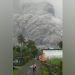 Gunung Semeru Erupsi Disertai Panas Guguran dan Hujan Abu Vulkanik Terlihat Gelap