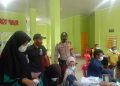 Bhabinkamtibmas Polsek Kuala Kampar Pantau Giat Vaksinasi di Puskesmas