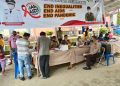 Kapolsek Bandar Sei Kijang dan Anggota Dampingi Nakes Dalam Giat Vaksinasi