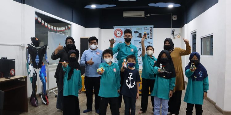 Rakit Robot Hingga Memprogram Drone, Ahmad Ghani Al Ghifari Catat Berbagai Prestasi di Bidang Robotik