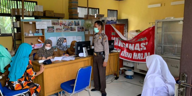 Polsek Teluk Meranti Kawal Pelaksanaan Vaksinasi Covid-19