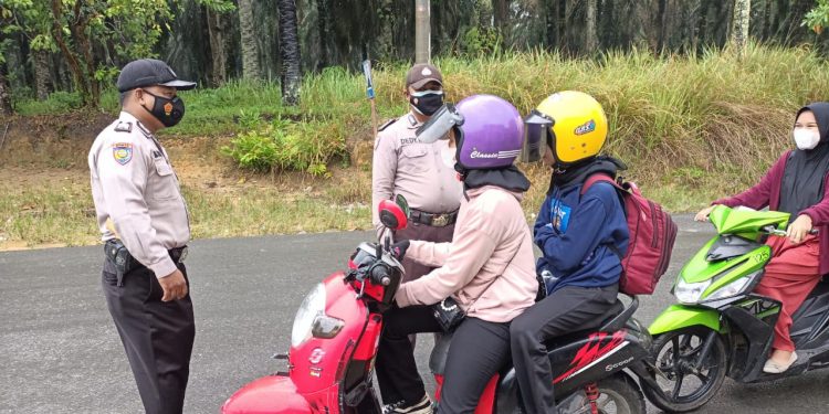 Polsek Kerumutan Himbau Pengguna Jalan Patuhi Prokes