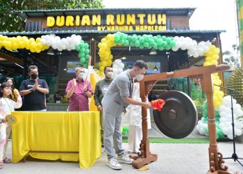 Raffi Ahmad dan Gubri Syamsuar Nikmati Level Baru Makan Durian saat Grand Opening Durian Runtuh