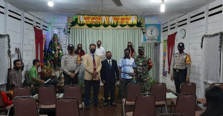 Bhabinkamtibmas Polsek Kuala Kampar Lakukan Pengamanan Ibadah Natal di Gereja