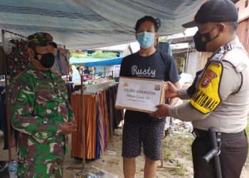 Kapolsek Kerumutan dan Anggota Bagikan Sembako Terhadap Warga Terdampak Covid-19