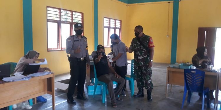 Polsek Pangkalan Lesung dan Puskesmas Lakukan Pelayanan di Gerai Vaksinasi Covid-19