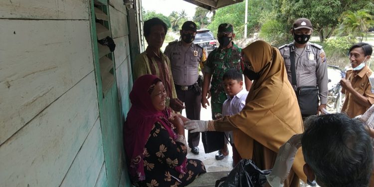 Polsek Ukui dan Puskesmas Laksanakan Door to Door kepada Lansia