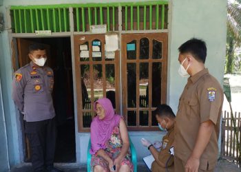 Kapolsek Kerumutan Lakukan Vaksinasi untuk Lansia