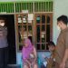 Kapolsek Kerumutan Lakukan Vaksinasi untuk Lansia