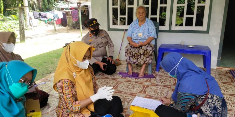Kapolsek Ukui Terjun Langsung Lakukan Vaksinasi Door to Door untuk Lansia di Desa Lubuk Kembang Sari