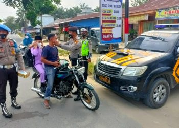 Polsek Pangkalan Kuras Bagikan Masker di Simpang Pasar Baru