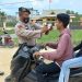 Polisi Bagikan Masker Gratis di Depan Mapolsek Teluk Meranti Pelalawan