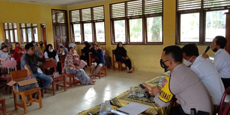 Polsek Kerumutan Sosialisasikan Vaksinasi Covid-19 untuk Anak SD Kepada Pihak Sekolah