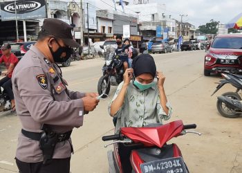 Polsek Ukui Bagikan Makser dan Imbau Masyarakat Tetap Disiplin Prokes