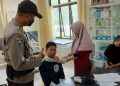 Rutin, Bhabinkamtibmas Polsek Kerumutan Kawal Vaksinasi