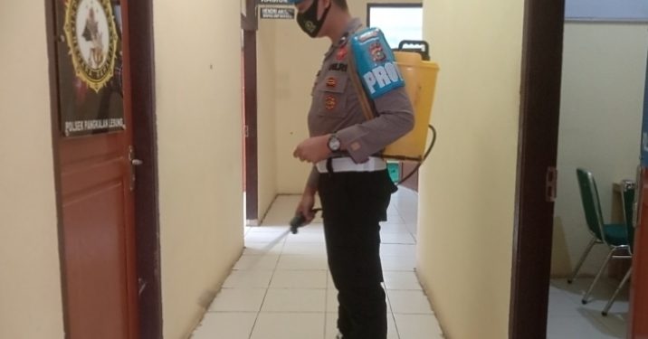 Personel Polisi Semprot Lingkungan Mapolsek Pangkalan Lesung