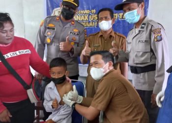 Kapolsek Teluk Meranti Kawal Vaksinasi Anak