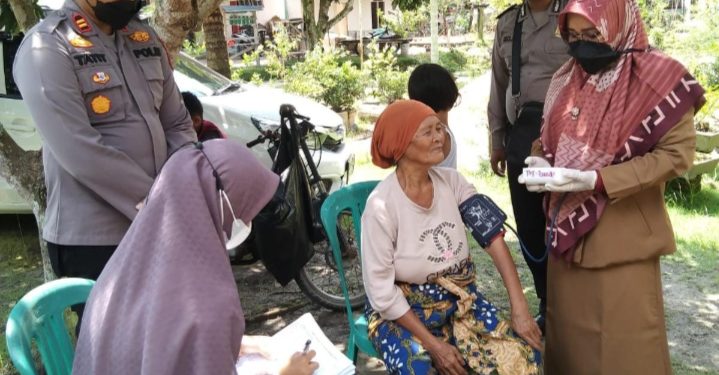 Polsek Ukui, Nakes dan Aparatur Desa Laksanakan Vaksinasi untuk Lansia secara Door to Door