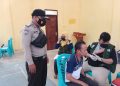 Personel Polsek Kerumutan dan Babinsa Kawal Vaksinasi di Desa Binaan