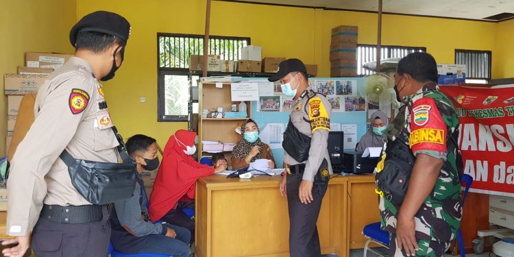 Polisi Pantau Giat di Gerai Vaksinasi Teluk Meranti
