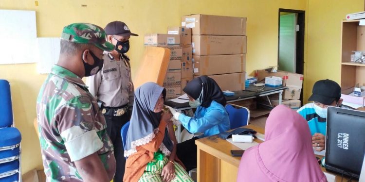 Personil Polsek Teluk Meranti Dikerahkan Untuk Pantau Giat Vaksinasi di Desa Wilayah Hukum