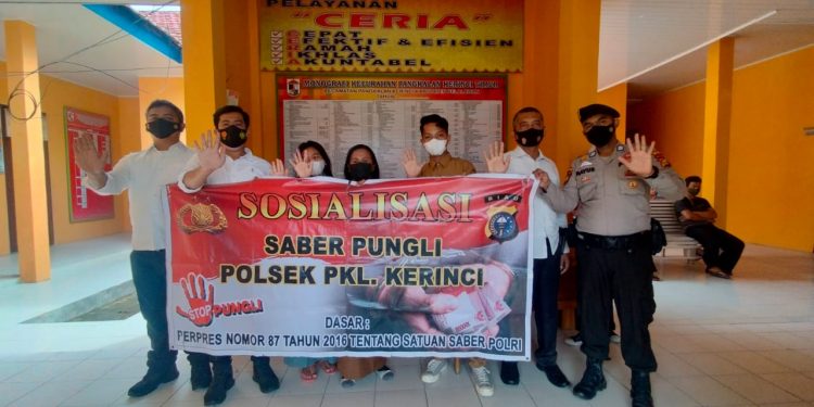 Polsek Pangkalan Kerinci Lakukan Sosialisasi Saber Pungli, Sasar Pegawai Kantor Lurah