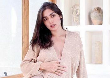 Tengah Hamil, Jessica Iskandar Pose Foto Pakai Jumpsuit Buat Netizen Ramai Berkomentar